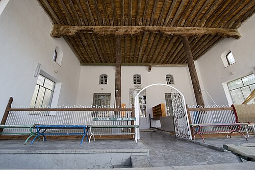 Çaybaşı Camii'nin dere kenarındaki taş ve ahşap cephesi