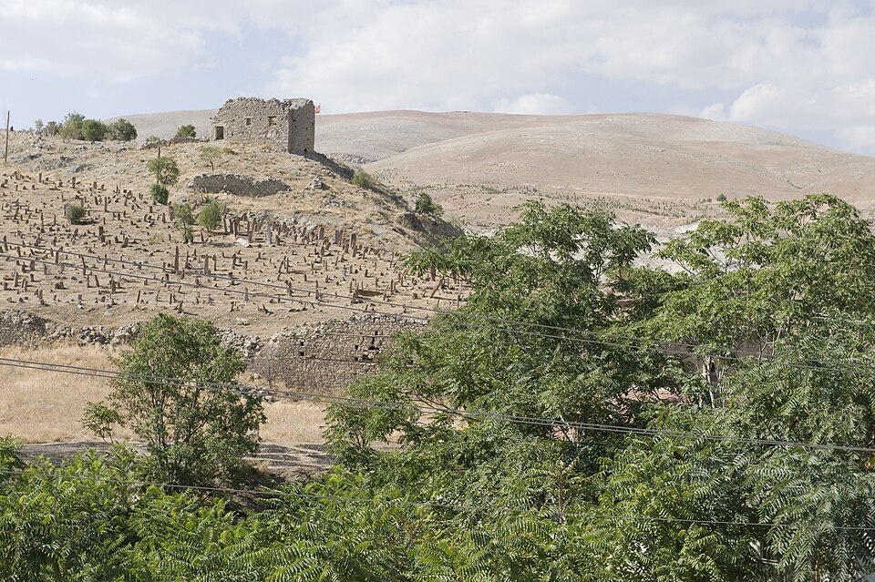 Küçük Kilise çevresindeki eski mezarlık ve taş mezar işaretleri