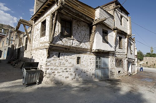 Sille taşından evler ve dar sokak